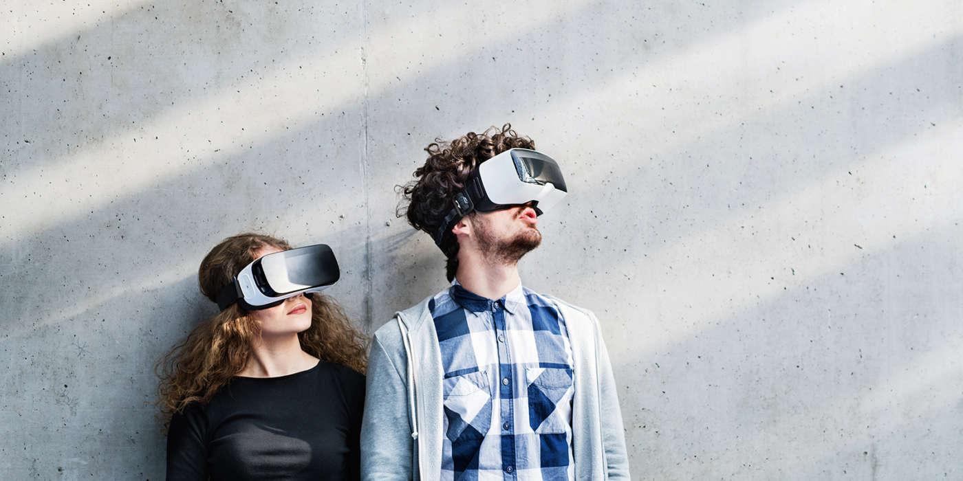 Opiskelijat VR-lasien kanssa.