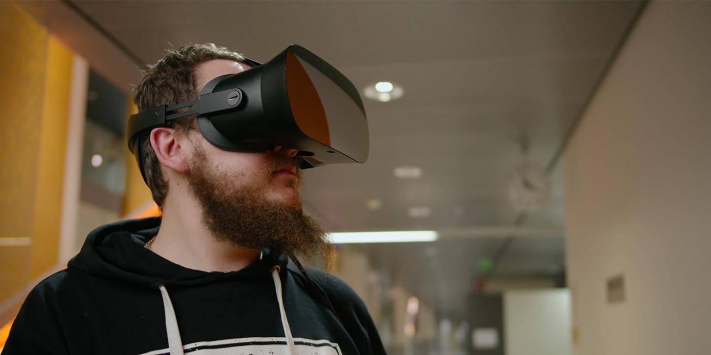 Opiskelija katselee VR-laseilla